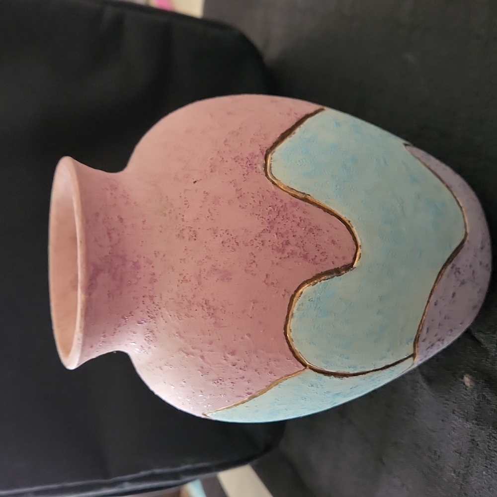 VINTAGE HANDCRAFTED  AND HAND PAINTED BEAUTIFUL CERAMIC FLOWER VASE. SIGNED.